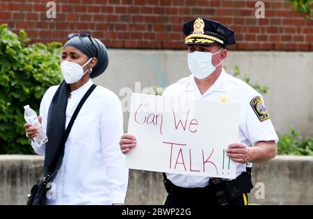 Hamden, CT, USA. Juni 2020. Hamden Polizeichef JOHN CAPPIELLO marschiert mit Aktivisten und trägt ein Ã¢â‚¬Å“Can We TalkÃ¢â‚¬Â Zeichen auf der Dixwell Avenue, gegen Ende ihres marsches von New Haven, Connecticut zum Polizeihauptsitz in Hamden, Connecticut. Die Botschaft war Einheit und jeder, der sich als Individuen kennenlernen konnte. Ende des marsches applaudierten sich Aktivisten und Polizei. Kredit: Stan Godlewski/ZUMA Wire/Alamy Live News Stockfoto