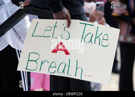 Hamden, CT, USA. Juni 2020. Ein Schild während eines marsches von New Haven, Connecticut zum Polizeihauptsitz in Hamden, Connecticut. Die Botschaft war Einheit und jeder, der sich als Individuen kennenlernen konnte. Ende des marsches applaudierten sich Aktivisten und Polizei. Kredit: Stan Godlewski/ZUMA Wire/Alamy Live News Stockfoto