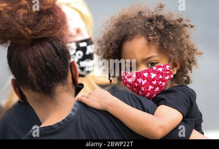 Hamden, CT, USA. Juni 2020. Ein junges Mädchen wird während eines marsches von New Haven, Connecticut, zum Polizeihauptquartier in Hamden, Connecticut, getragen. Die Botschaft war Einheit und jeder, der sich als Individuen kennenlernen konnte. Ende des marsches applaudierten sich Aktivisten und Polizei. Kredit: Stan Godlewski/ZUMA Wire/Alamy Live News Stockfoto