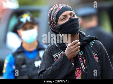 Hamden, CT, USA. Juni 2020. Ein Aktivist und ein Hamder Polizeibeamter hören sich am Ende ihres marsches von New Haven, Connecticut, zum Polizeihauptquartier in Hamden, Connecticut, einen Aufruf zur Verringerung der Spannungen an. Die Botschaft war Einheit und jeder, der sich als Individuen kennenlernen konnte. Ende des marsches applaudierten sich Aktivisten und Polizei. Kredit: Stan Godlewski/ZUMA Wire/Alamy Live News Stockfoto