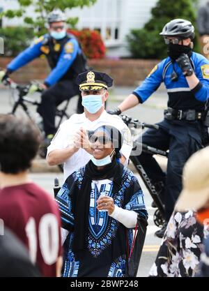 Hamden, CT, USA. Juni 2020. Der stellvertretende Polizeichef von Hamden, JOHN SULLIVAN, applaudiert, nachdem er gegen Ende ihres marsches mit Aktivisten auf der Dixwell Avenue von New Haven, Connecticut, zum Polizeihauptsitz in Hamden, Connecticut, marschiert war. Die Botschaft war Einheit und jeder, der sich als Individuen kennenlernen konnte. Ende des marsches applaudierten sich Aktivisten und Polizei. Kredit: Stan Godlewski/ZUMA Wire/Alamy Live News Stockfoto