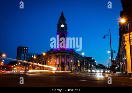 Lambeth Town Hall in Brixton, South London, ist in lila beleuchtet, um George Floyd zu ehren, der am 25. Mai während der Polizeigewahrsam in der US-Stadt Minneapolis getötet wurde. Stockfoto