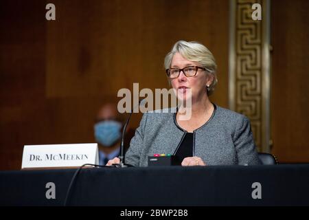 Judith McMeekin, Associate Commissioner for Regulatory Affairs bei der Food and Drug Administration (FDA), spricht während der Anhörung des Finanzausschusses des US-Senats zum Inspektionsprozess der ausländischen Arzneimittelherstellung auf dem Capitol Hill in Washington, DC, USA, am Dienstag, den 2. Juni 2020. Quelle: Stefani Reynolds/CNP/MediaPunch Stockfoto