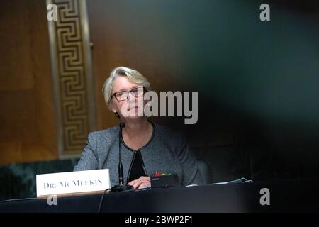 Judith McMeekin, Associate Commissioner for Regulatory Affairs bei der Food and Drug Administration (FDA), hört während der Anhörung des Finanzausschusses des US-Senats über den Inspektionsprozess der ausländischen Arzneimittelherstellung auf dem Capitol Hill in Washington, DC, USA, am Dienstag, den 2. Juni 2020 zu. Quelle: Stefani Reynolds/CNP/MediaPunch Stockfoto