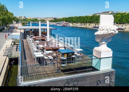 Leeres Café in Paris am Tag vor der Wiedereröffnung nach der Coronavirus-Lockdown. Stockfoto