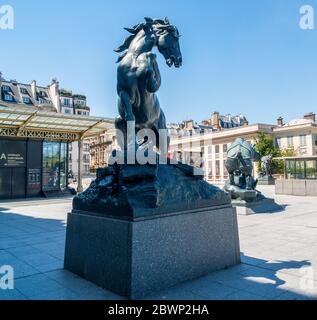 Pferde-, Nashorn- und Elefantenstatuen vor dem musée d'Orsay - Paris Stockfoto