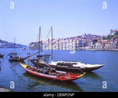 Vinho do Porto Barges (Barco Rebalo) am Douro Fluss mit Ribeira Distrikt dahinter, Porto (Oporto), Norte Region, Portugal Stockfoto