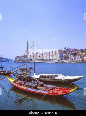 Vinho do Porto Barges (Barco Rebalo) am Douro Fluss mit Ribeira Distrikt dahinter, Porto (Oporto), Norte Region, Portugal Stockfoto