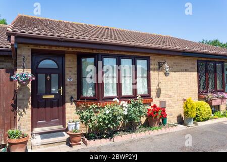 Doppelhaushälfte und Garten, Meadow View, Stanwell Moor, Surrey, England, Vereinigtes Königreich Stockfoto