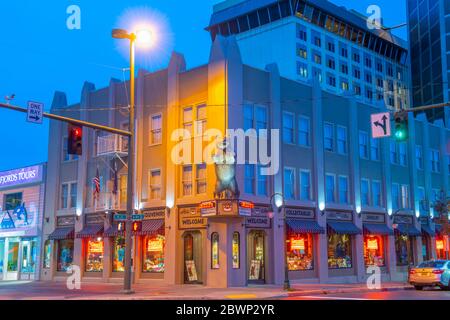 Historische Gebäude bei Nacht auf der 4th Avenue an der E Street in Downtown Anchorage, Alaska, AK, USA. Stockfoto