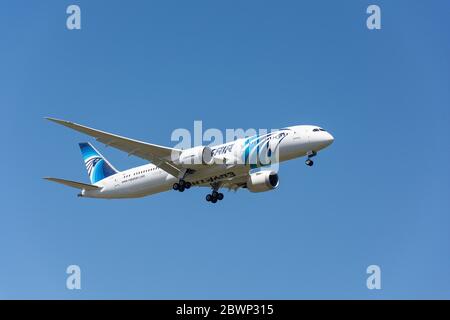 Egyptair Boeing 787-9 Dreamliner landet am Flughafen London Heathrow, London Borough of Hillingdon, Greater London, England, Großbritannien Stockfoto