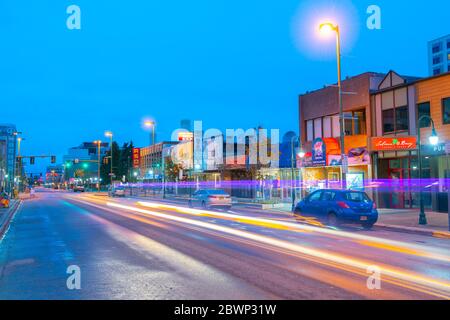 Historische Gebäude bei Nacht auf der 4th Avenue an der F Street in Downtown Anchorage, Alaska, AK, USA. Stockfoto