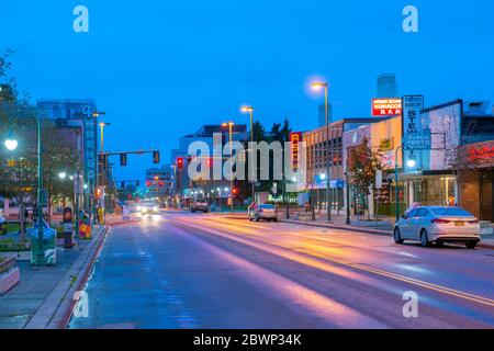 Historische Gebäude bei Nacht auf der 4th Avenue an der F Street in Downtown Anchorage, Alaska, AK, USA. Stockfoto