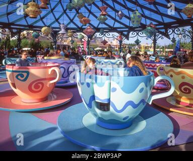Mad Hatter's Tea Cups Fahrt im Disneyland Park, Disneyland Paris, Marne-la-Vallée, Île-de-France, Frankreich Stockfoto