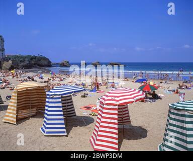 Vintage-Zelte zum Umziehen am Strand auf Plage Miramar, Biarritz (Miarritze), Pyrénées-Atlantiques, Nouvelle-Aquitaine, Frankreich Stockfoto