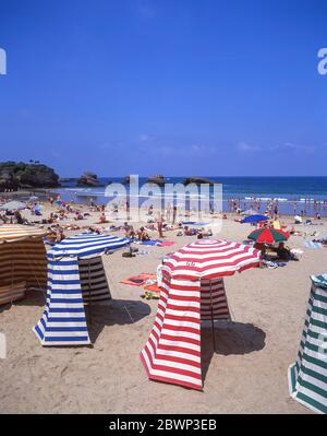 Vintage-Zelte zum Umziehen am Strand auf Plage Miramar, Biarritz (Miarritze), Pyrénées-Atlantiques, Nouvelle-Aquitaine, Frankreich Stockfoto