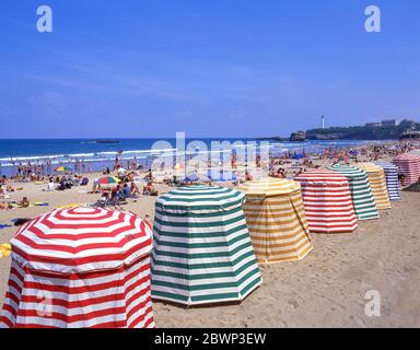 Vintage-Zelte zum Umziehen am Strand auf Plage Miramar, Biarritz (Miarritze), Pyrénées-Atlantiques, Nouvelle-Aquitaine, Frankreich Stockfoto