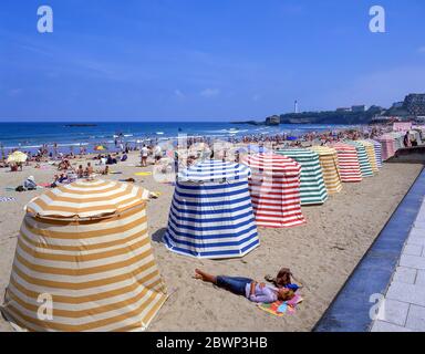 Vintage-Zelte zum Umziehen am Strand auf Plage Miramar, Biarritz (Miarritze), Pyrénées-Atlantiques, Nouvelle-Aquitaine, Frankreich Stockfoto