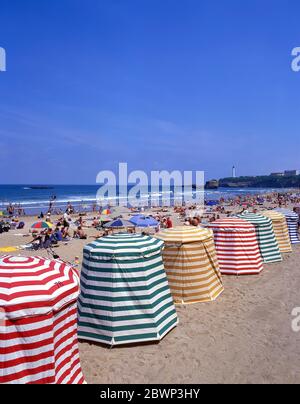 Vintage-Zelte zum Umziehen am Strand auf Plage Miramar, Biarritz (Miarritze), Pyrénées-Atlantiques, Nouvelle-Aquitaine, Frankreich Stockfoto