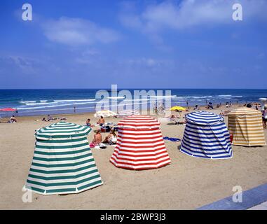 Vintage-Zelte zum Umziehen am Strand auf Plage Miramar, Biarritz (Miarritze), Pyrénées-Atlantiques, Nouvelle-Aquitaine, Frankreich Stockfoto