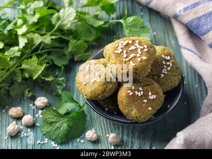 Hausgemachte Kichererbsen Falafel mit Koriander in einer Schüssel auf Holzhintergrund Stockfoto