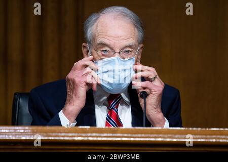 Der US-Senator Chuck Grassley (Republikaner von Iowa) wird am Dienstag, den 2. Juni 2020, während der Anhörung des Justizausschusses des Senats mit dem Titel "Prüfung der besten Praktiken für Inhaftierung und Inhaftierung während der COVID-19" im Dirksen-Gebäude in Washington, DC, gesehen.Quelle: Tom Williams/Pool via CNP /MediaPunch Stockfoto