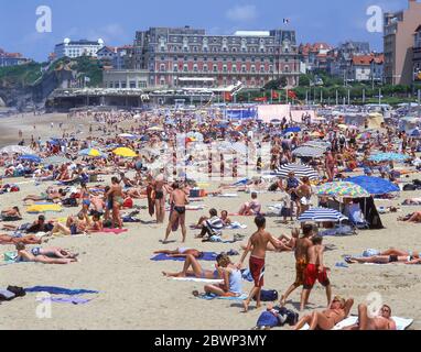 Überfüllter Strand, Plage Miramar, Biarritz (Miarritze), Pyrénées-Atlantiques, Nouvelle-Aquitaine, Frankreich Stockfoto