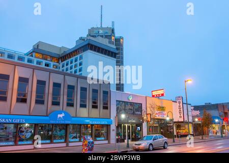 Historische Gebäude bei Nacht auf der 4th Avenue an der F Street in Downtown Anchorage, Alaska, AK, USA. Stockfoto