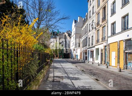 Paris, Frankreich - 1. April 2020: 16. Tag der Eindämmung wegen Covid-19 in einer Straße des Quartier Latin Stockfoto