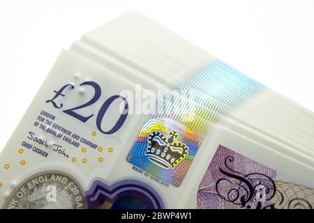 20 Pfund Sterling Banknoten. Ecke des Stapels. Neues britisches Polymer-Geld. Makrofoto. Stockfoto