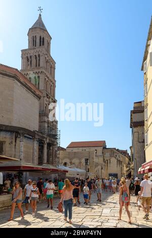 Touristen, die auf poljana kraljice jelene in Richtung Peristyle Hof in Split zu Fuß Stockfoto