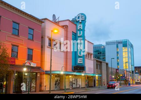 4th Avenue Theater mit Art Deco-Stil wurde 1947 auf 4th Avenue an der F Street in der Innenstadt von Anchorage, Alaska, AK, USA gebaut. Stockfoto