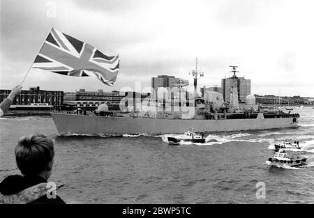 AJAXNETPHOTO. 1982. PORTSMOUTH, ENGLAND. - POLIZEIAUFGABEN - DIE HMS BIRMINGHAM FÄHRT NACH DEM FALKLANDKONFLIKT IN DEN SÜDATLANTIK. FOTO: AJAX NEWS & FEATURE SERVICE. REF:821806 1 Stockfoto