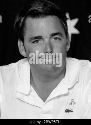 AJAXNETPHOTO. 1980. NEWPORT, RHODE ISLAND - FREEDOM SKIPPER DENNIS CONNER WÄHREND DER RÜSTUNGS-PRESSEKONFERENZ. FOTO: JONATHAN EASTLAND/AJAX REF: 801609 099 2 Stockfoto