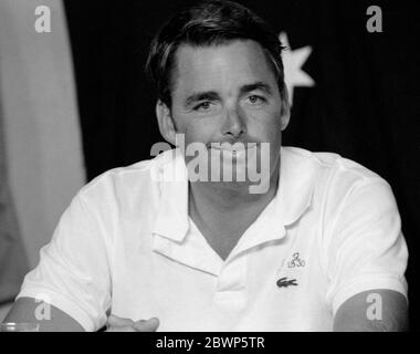 AJAXNETPHOTO. 1980. NEWPORT, RHODE ISLAND - FREEDOM SKIPPER DENNIS CONNER WÄHREND DER RÜSTUNGS-PRESSEKONFERENZ. FOTO: JONATHAN EASTLAND/AJAX REF: 801609 099 Stockfoto