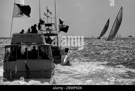 AJAX NEWS FOTOS. SEP 1980. NEWPORT, RHODE ISLAND, USA. - AMERICA'S CUP - CHALLENGER AUSTRALIA (KA5) UND DENNIS CONNERS FREIHEIT KÄMPFEN SIE AUS, ÜBERZEUGT VON JURY UND AUSSCHUSS BOOT. FOTO: JONATHAN EASTLAND/AJAX REF:801609 96 Stockfoto