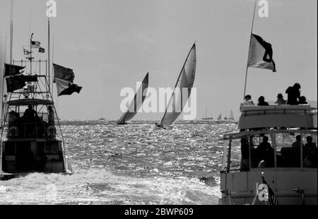 AJAX NEWS FOTOS. SEP 1980. NEWPORT, RHODE ISLAND, USA. - AMERICA'S CUP - CHALLENGER AUSTRALIA (KA5) UND DENNIS CONNERS FREIHEIT KÄMPFEN SIE AUS, ÜBERZEUGT VON JURY UND AUSSCHUSS BOOT. FOTO: JONATHAN EASTLAND/AJAX REF:801609 97 Stockfoto