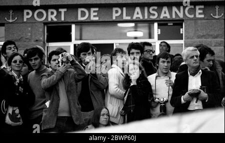 AJAX NEWS FOTOS. NOVEMBER 1978. ST.MALO, FRANKREICH. - MENSCHENMASSEN AUF EINER PLATTFORM ZUSCHAUER ROUTE DU RHUM RENNEN EINTRÄGE IN DER BASSIN VAUBIN VOR DEM START VERTÄUT. FOTO: JONATHAN EASTLAND/AJAX REF: 780411 Stockfoto