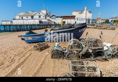 Kleine Fischerboote am Kiesstrand und Hummer-Töpfe am Pier bei Bognor Regis, einer Küstenstadt in West Sussex, Südküste Englands Stockfoto