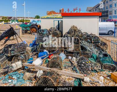 Alte, gut gebrauchte Hummer-Töpfe stapelten sich auf einem unordentlichen Haufen am Strand von Bognor Regis, einer Küstenstadt in West Sussex, Südküste Englands Stockfoto