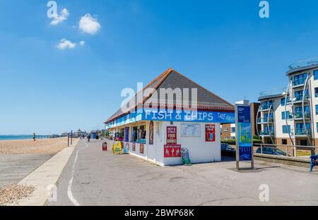 Esplanade Beach Kiosk Shops und Snack Bars am Meer in Bognor Regis, einem Küstenort in West Sussex, Südküste Englands an einem sonnigen Tag Stockfoto