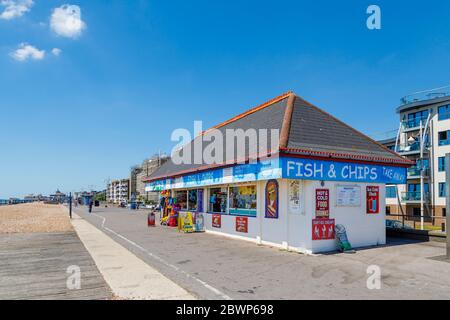 Esplanade Beach Kiosk Shops und Snack Bars am Meer in Bognor Regis, einem Küstenort in West Sussex, Südküste Englands an einem sonnigen Tag Stockfoto