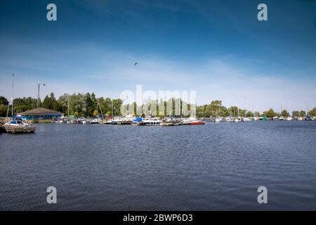 Blick auf Kinnego Marina mit Booten an einem warmen sonnigen Frühlingstag festgemacht Stockfoto