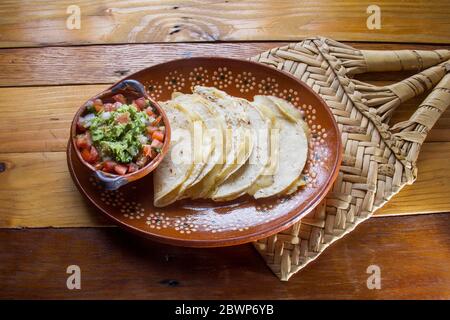 Traditionelle mexikanische Quesadilla und Guacamole Salsa Stockfoto
