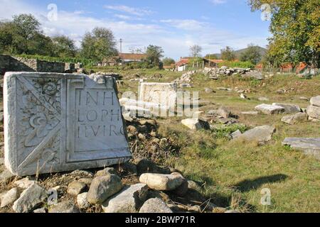 Ruinen von Colonia Ulpia Traiana Sarmizegetusa, Hunedoara County, Rumänien. Das Frontispiz des Forums, mit lateinischer Inschrift. Stockfoto
