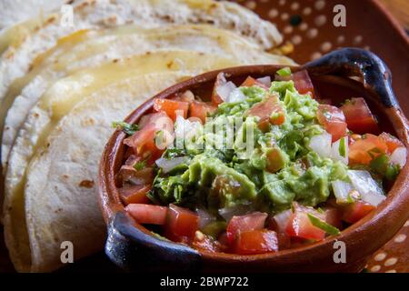 Traditionelle mexikanische Gerichte: Quesadilla und Guacamole Sauce Stockfoto