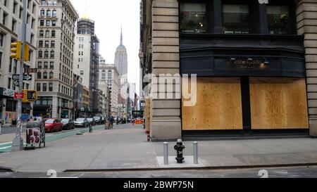 Die Fenster eines Kate Spade Stores in der 5th Avenue in Manhattan gingen an Bord Stockfoto