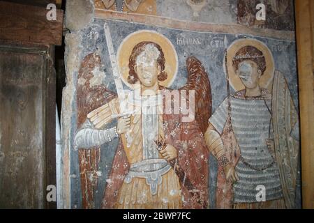 Densus Kirche, historisches Denkmal aus dem 13. Jahrhundert in Hunedoara County, Rumänien. Fresko mit dem Heiligen Georg und dem Erzengel Michael. Stockfoto