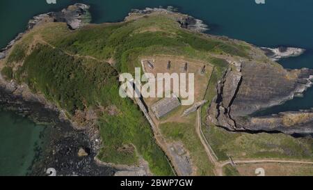 Luftaufnahme von Fishguard Fort in der Nähe von Lower Town Fishguard, Pembrokeshire Wales, Großbritannien Stockfoto