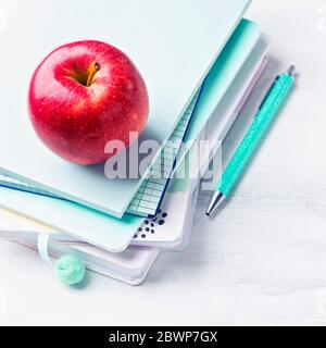 Schulbedarf auf einem hölzernen Hintergrund Stockfoto